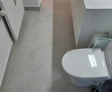 Microcement på fliser i et badeværelse i Odense.